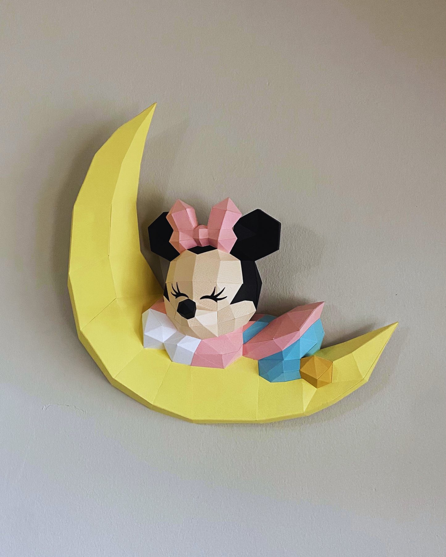 Minnie en la Luna